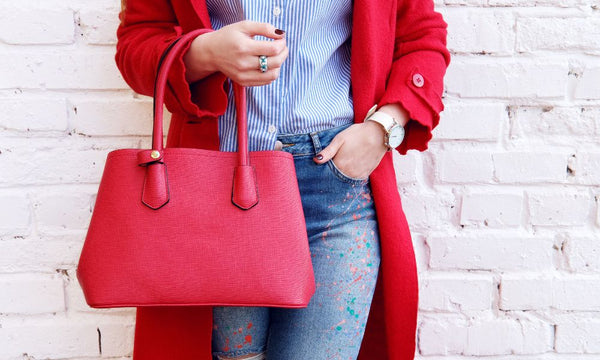 4 Things You Should Always Keep in Your Handbag