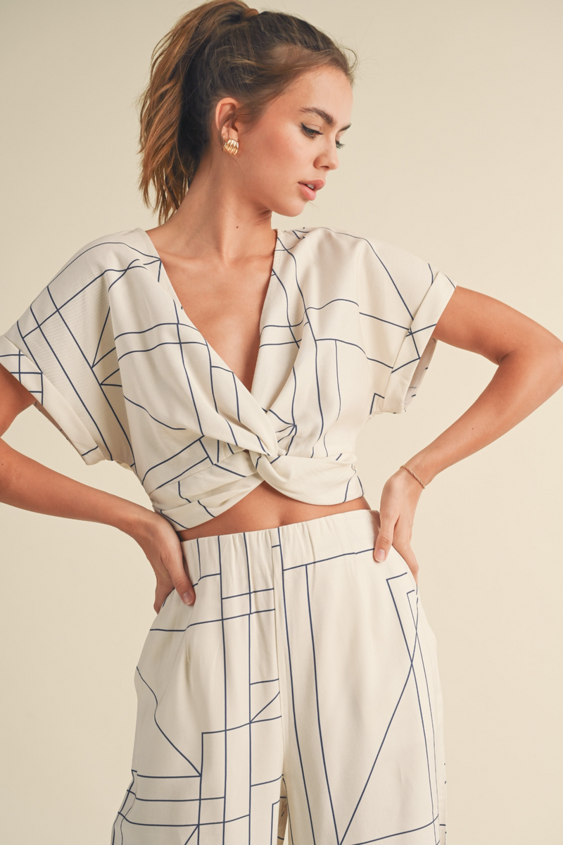 Plot Twist Knot Front Top